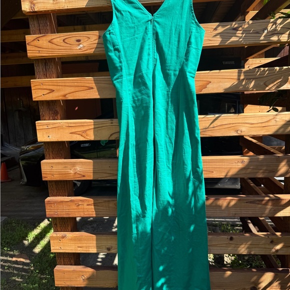 Elegant Green Sleeveless Dress - Picture 2 of 3